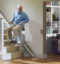 homme à utilisèr un monte-escalier
