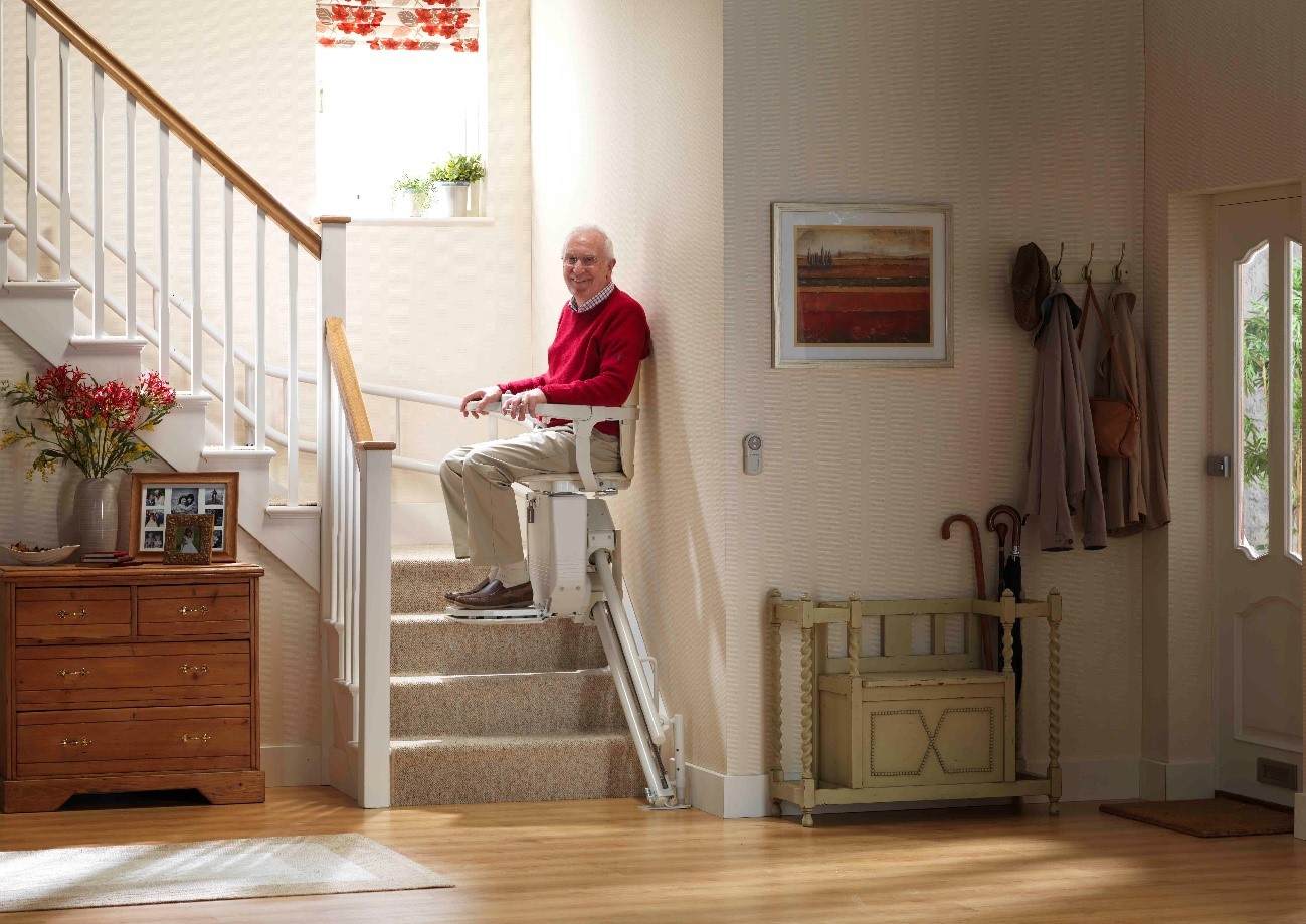 vieil homme utilisant un monte-escalier