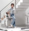 Gaan zitten op de traplift stoel stannah solus model