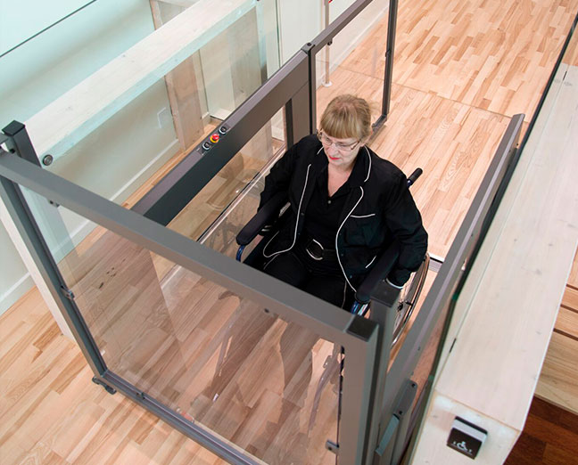 Vrouw met behulp van een verticale platformlift