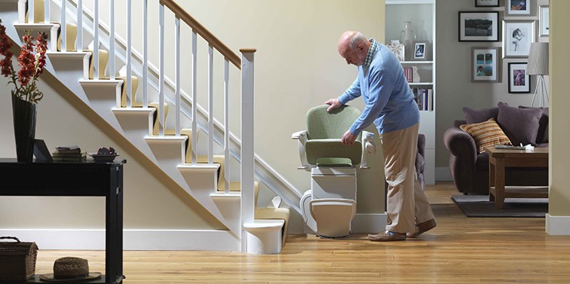 Automatische voetenplank op een traplift 